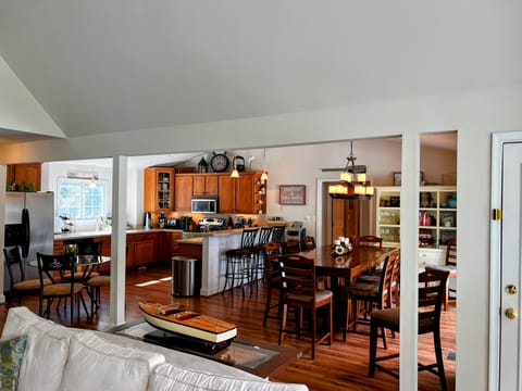 Kitchen/Dining Area - seating for 17