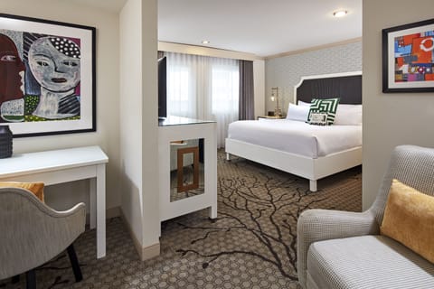 Executive Room, 1 King Bed | Premium bedding, down comforters, pillowtop beds, in-room safe