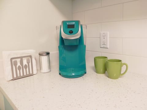 Keurig Coffeemaker + Coffee, tea & cocoa