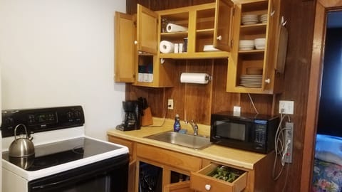 kitchen showing contents

