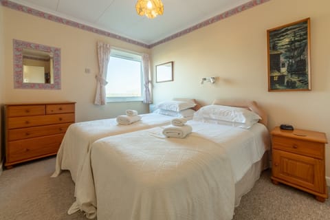 12 Westward Flats, Polzeath. First floor: Twin bedroom