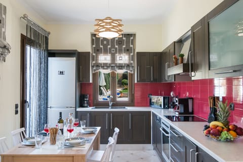 Fully equipped kitchen, totally functional,if you want to have your meal at home