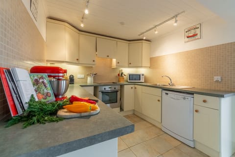 Palm Trees, Polzeath. Ground floor: Well equipped kitchen