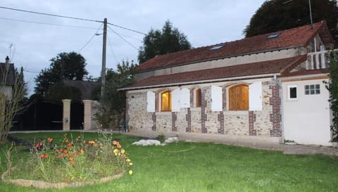 Ideally located: close to Disneyland and Provins.
