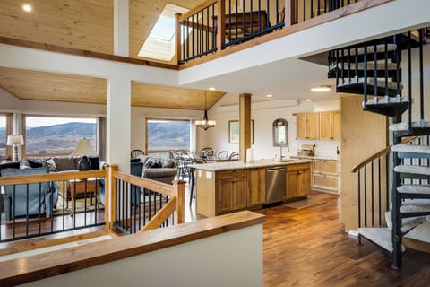 Couloir main floor, home adjoining Chaparral (VRBO listing #1105992).