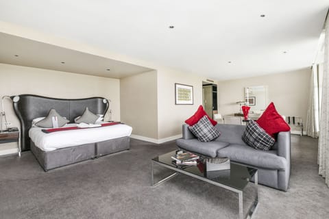 Executive Room, 1 King Bed | Premium bedding, in-room safe, individually decorated