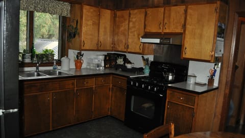KITCHEN, 5 BURNER GAS
STOVE