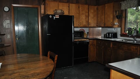 EAT IN KITCHEN, DISHWASHER, MICROWAVE ,KITCHEN TABLE, DOOR TO 
LAUNDRY ROOM
