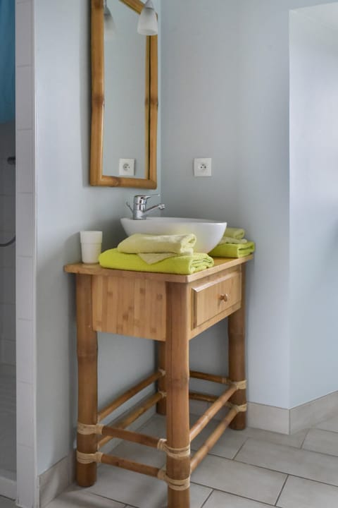 Double Room | Bathroom sink