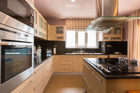 Fully equipped kitchen with easy access to both indoor and outdoor dinning areas