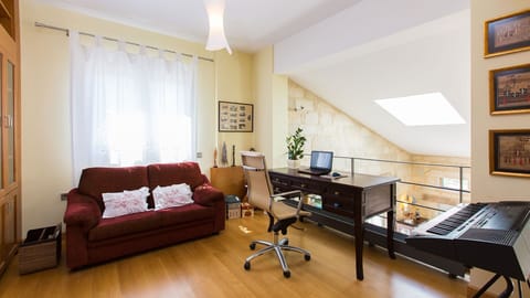 Entrance hall with office and library overlooking the ground floor
