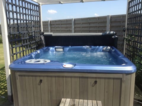 Outdoor hot tub.
Please book in advance.