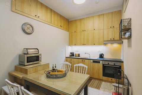 Fully equipped kitchen with top quality fixtures and appliances