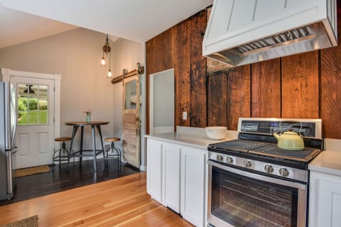 Range and eating nook