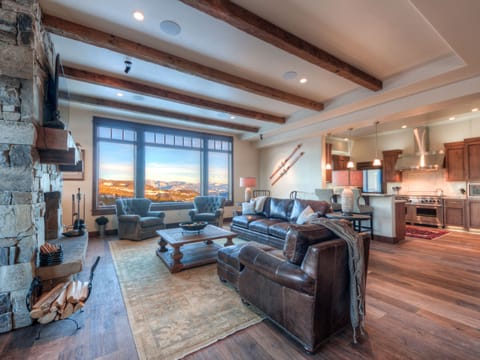 Cowboy Heaven Luxury Suite 7A, Living 1