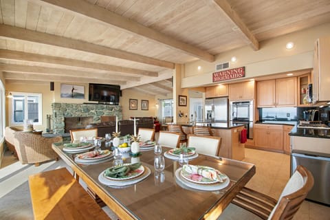 Lower Level Dining Great Room
STR14-0064