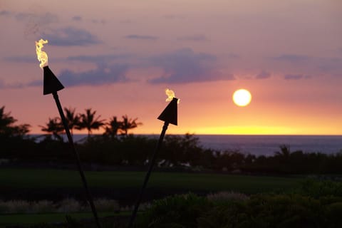 HAWAIIAN SUNSET VIEWS WITH TIKIS