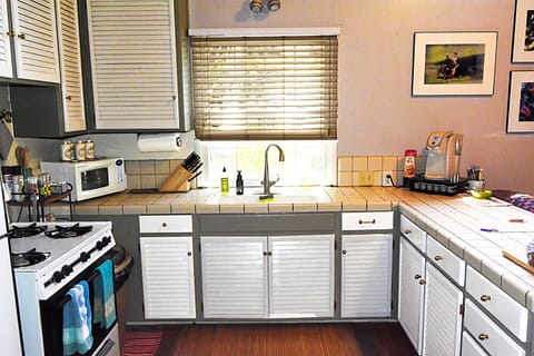 Full kitchen, gas stove, microwave, lots of dishes, silverware, knives, spices!