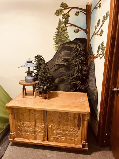 The murals add to the outdoor feel of the tent room