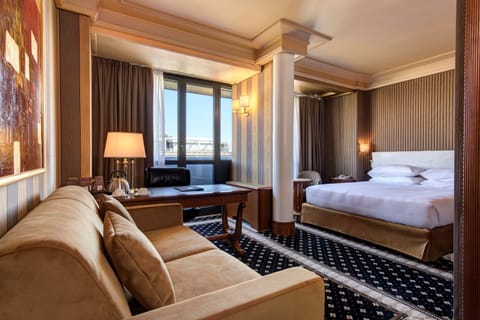 Suite | Premium bedding, down comforters, pillowtop beds, minibar