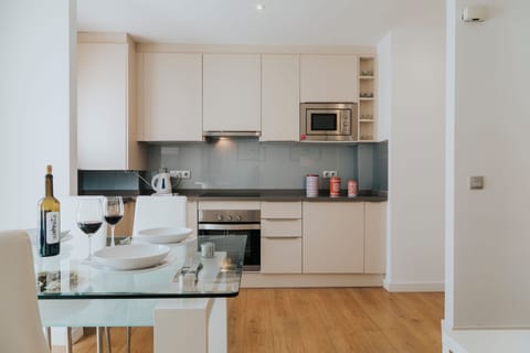 Executive Apartment | Private kitchen | Fridge, oven, dishwasher, electric kettle