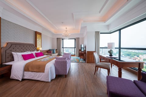 Royal Premier Suite | Minibar, in-room safe, individually decorated, individually furnished