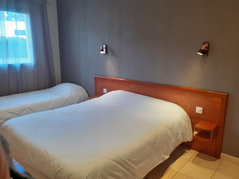 Comfort Triple Room | Blackout drapes, iron/ironing board, rollaway beds, free WiFi