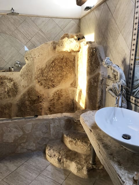 Basic Double Room, Pool Access, Park View (001) | Deep soaking bathtub