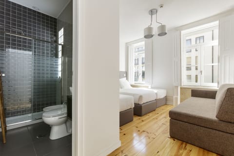 Superior Triple Room | Bathroom | Shower, free toiletries, hair dryer, towels