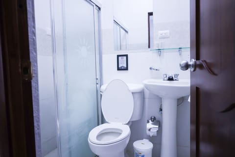 Junior Studio Suite | Bathroom | Shower, hydromassage showerhead, towels