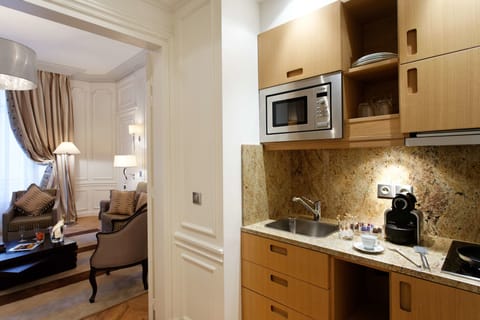 Suite Junior Deluxe | Private kitchenette | Coffee/tea maker, electric kettle