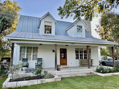 Front facing view of the Creekside Farm Haus