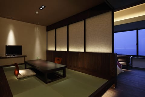 Deluxe Twin Room with Tatami Area and Mountain View - West Tower - Non-Smoking | Living area