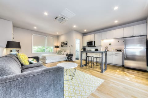 Beautiful, bright, modern and clean studio in the heart of Austin