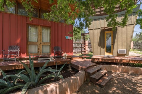 Your private Romantic eco cabin and private bath with garden tub & viewing deck!