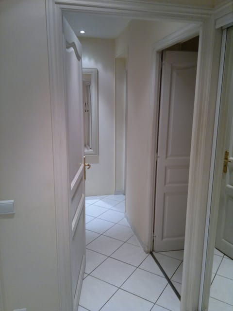 Hallway to bedrooms & main bathroom
