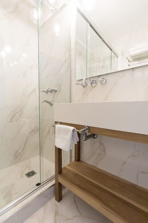 Standard Loft | Bathroom | Free toiletries, hair dryer, bidet, towels
