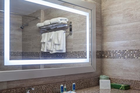 Combined shower/tub, hair dryer, towels