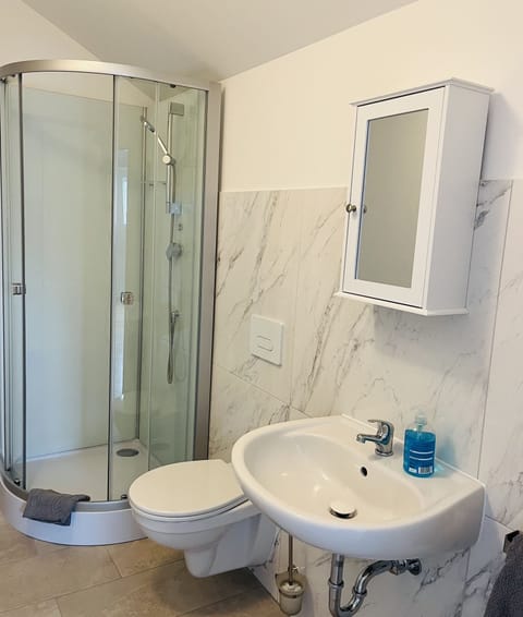 Deluxe Quadruple Room | Bathroom | Shower, hair dryer, towels