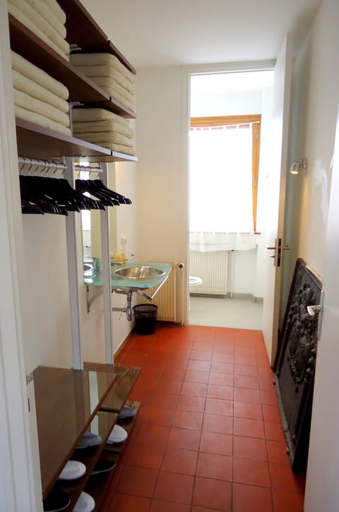 Clockroom and half-bath (WC)