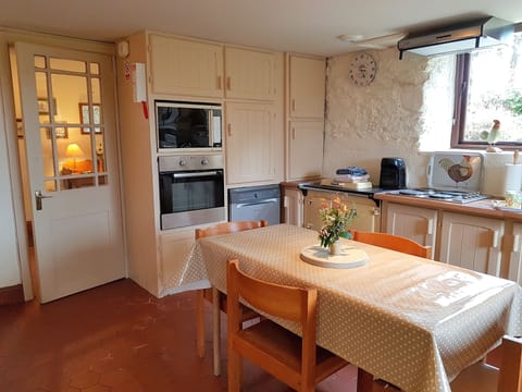 Kitchen/diner with door to the hallway