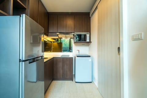 Luxury Loft, 2 Bedrooms, Kitchen, Pool Access | Private kitchenette | Full-size fridge, microwave, stovetop, electric kettle