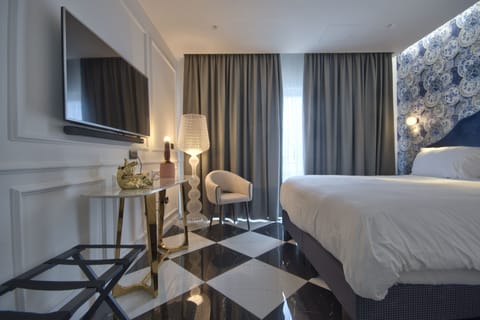 Executive Suite, Hot Tub, City View | In-room safe, blackout drapes, soundproofing, iron/ironing board