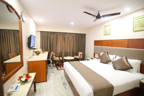 Executive Room, 2 Twin Beds, Non Smoking | In-room safe, desk, free WiFi, bed sheets