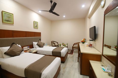 Executive Room, 2 Twin Beds, Non Smoking | In-room safe, desk, free WiFi, bed sheets