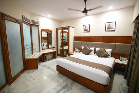 Deluxe Suite, 1 Double Bed, Non Smoking | In-room safe, desk, free WiFi, bed sheets