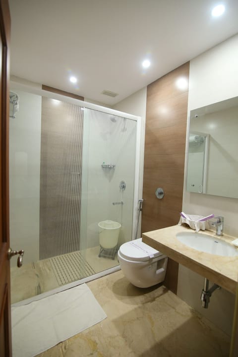 Executive Room, 2 Twin Beds, Non Smoking | Bathroom | Shower, towels