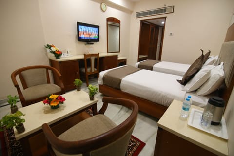 Business Double or Twin Room, 2 Twin Beds, Non Smoking | In-room safe, desk, free WiFi, bed sheets