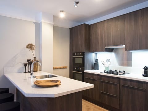 Apartment (Nr. 82E) | Private kitchen | Fridge, microwave, oven, stovetop