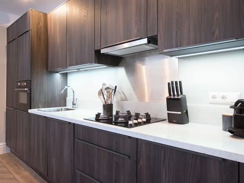 Apartment (Nr. 82F) | Private kitchen | Fridge, microwave, oven, stovetop